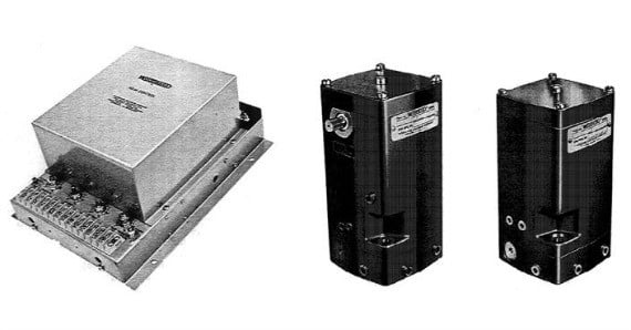 Figura 2 - Conjunto Regulador de Velocidade Eletrônico-Analógico NEMA-D e, seu respectivo Atuador Eletro-Hidráulico Integral, empregado nas turbinas ATLAS na década de 70 – Controle PID Eletrônico-Analógico Proporcional-Integral (ganho e, estabilidade ajustáveis), isto é, trabalha em Droop mas também em Isócrono