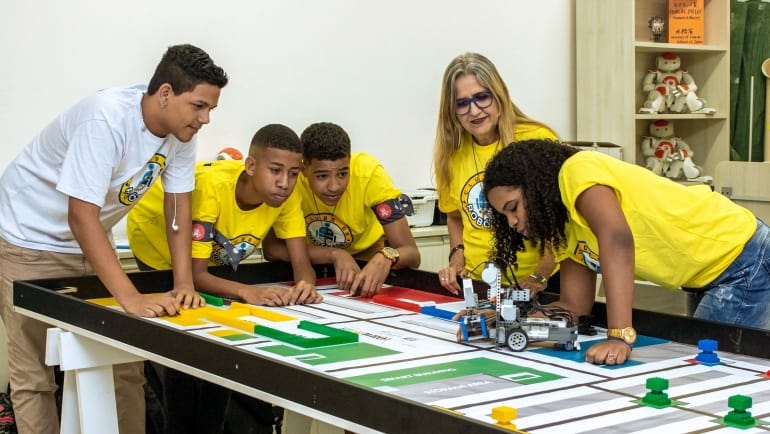 estudantes participam de competicao mundial de robotica na hungria