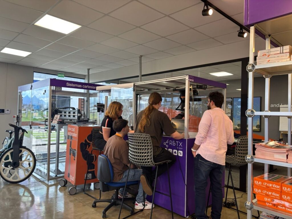 igus promove imersão em robótica com estudantes da PUC-PR em Joinville