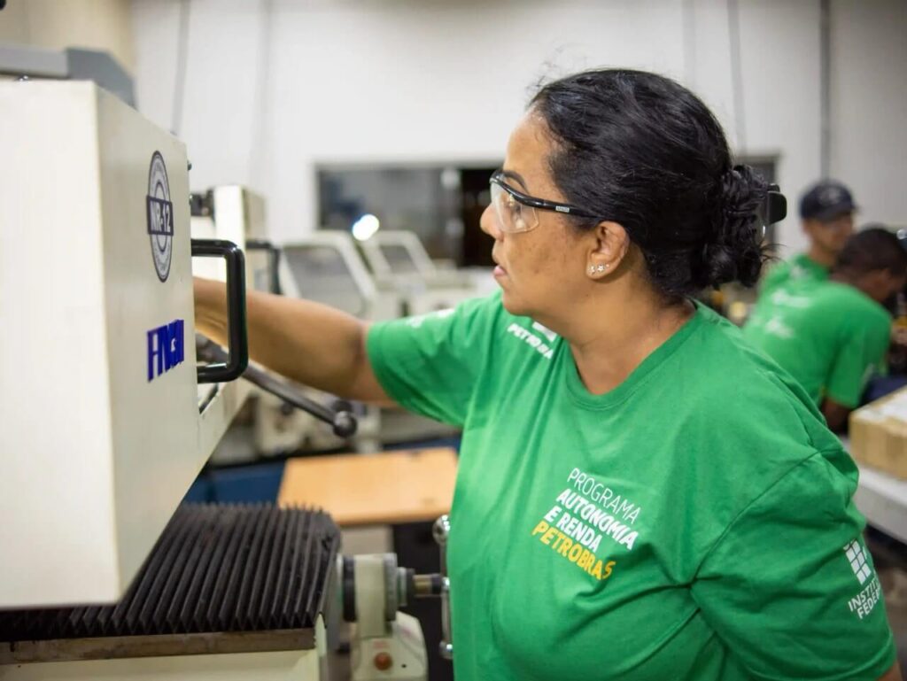 SENAI e Petrobras oferecem cursos técnicos gratuitos com bolsa de até R$ 858